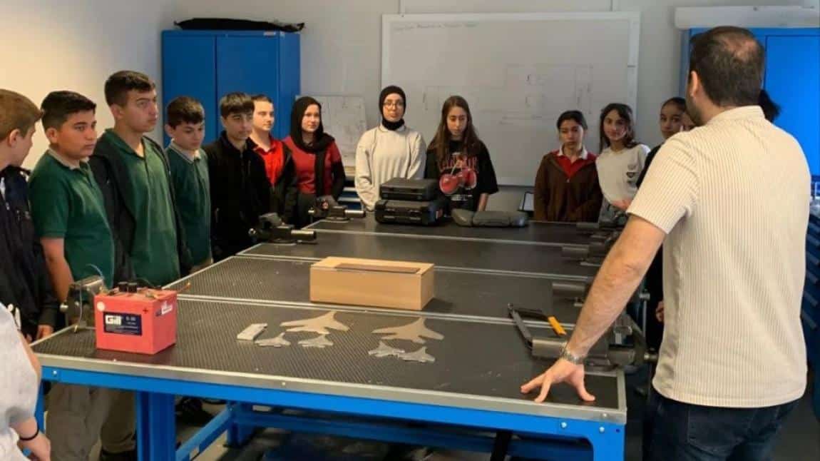 ÖĞRENCİLERİMİZ İSTANBUL HAVALİMANI MESLEKİ VE TEKNİK ANADOLU LİSESİNİ GEZDİ